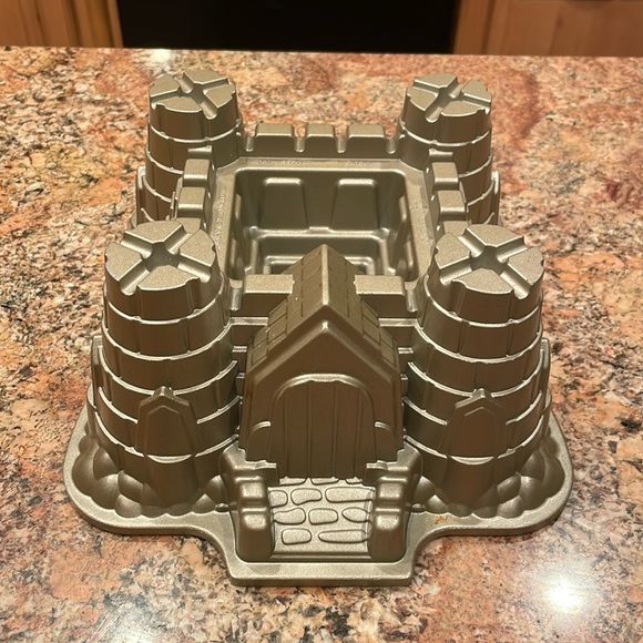 Castle cake pan - Picture 1 of 2